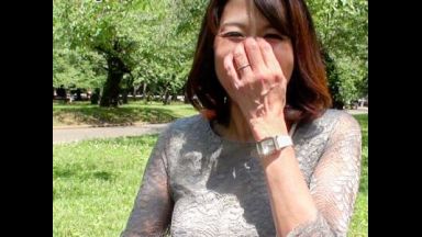 【熟女】田舎暮らしで欲求不満な地方人妻とエロエロ不倫！ローター装着しての野外散歩で露出プレイからホテルで浮気セックス！のthumbnail