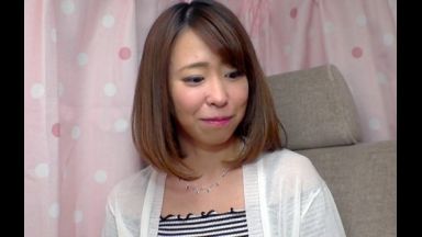 ☆人妻ナンパ☆　４０歳だというセックスレスが続いてる夫婦生活に不満を感じてる真面目タイプの美人奥さまがとびきりスケベな淫乱メス犬に豹変！平日の昼下がりアンケートに協力して欲しいと持ち掛けられて連れ込まれたロケ車の中で匂い立つヌルヌルの雌穴を虐め抜かれて完全発情した人妻の淫らな姿を見逃すな！のthumbnail
