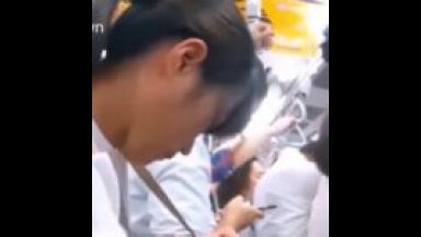 《電車痴漢》幼げな可愛い少女のパンツをずらし、そのワレメに痴漢師の指が……のthumbnail