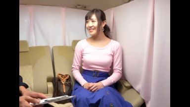 ☆人妻ナンパ☆　２７歳だという麻布十番で見かけたキュートな笑顔がとっても素敵な絶対に浮気なんてしそうにない美人奥さまがとびきりスケベな淫乱メス犬に豹変！初めて会った言葉巧みなナンパ師の口車に乗せられて戸惑いながらもさらけ出した雌穴を濃厚クンニで舐め回されて激しく興奮した人妻の淫らな姿を見逃すな！のthumbnail