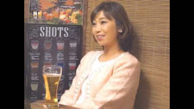 【連れ込み】相席居酒屋でGETした40代美魔女美女人妻！居酒屋トイレで乳首責めから自宅で不倫するエロ浮気妻を盗撮隠し撮り！のthumbnail