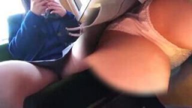 【盗撮】この接写逆さ撮りはヤバイ！清純ロリJKのおまんこの形を想像してしまう程の超接写撮り！のthumbnail