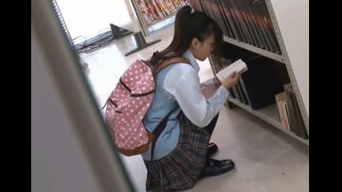 ♥図書館でレオプ女子校生「制服脱がすと部活のレオタード♥」そのままチンポ挿入されて恐怖で声がでない清純JKのthumbnail