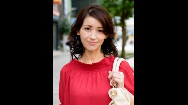 ☆人妻ナンパ☆　５１歳だというが程良い肉付きのスレンダーボディがひと際目を惹くとってもお淑やかな完熟人妻がとびきりスケベな淫乱メス犬に豹変！昼下がりの繁華街で突然声を掛けてきた名前も知らないナンパ師に洗ってもないマン汁まみれの雌穴に快楽を与え続けられて激しく興奮した人妻の淫らな姿を見逃すな！のthumbnail