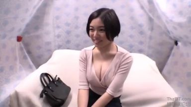 【人妻ナンパ】超ショートカットヘアで巨乳人妻！お願いして童貞筆おろしお手伝い人妻寝取られ不倫人妻カーセックスのthumbnail