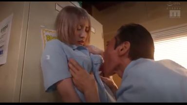 金髪ショート美女がバイト中にエロ自撮りw→店長にバレて敏感乳首を執拗に責められるww彼氏にも触らせたことないのに…のthumbnail