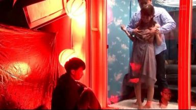 清楚っぽい女子大生が鏡越しにおっさんに見られながらパコられる企画動画のthumbnail