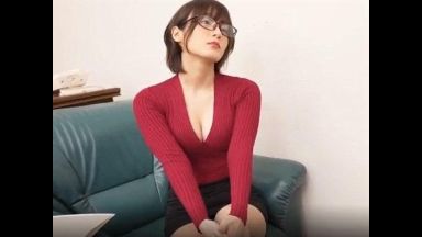 【痴女・お姉さん】股間をガン見しながら面接をするメガネ美人の女性社長にオナニーを見せつけられ勃起したチ〇ポが餌食に。。。のthumbnail