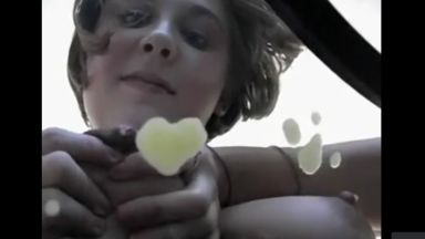 自分の母乳でガラステーブルの上に絵を描く女性がコチラ！！のthumbnail