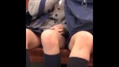 電車の真向かいに座る女子校生の短すぎるスカート。見え隠れする白い生地を動画盗撮のthumbnail