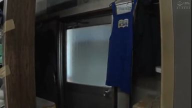 コンビニの更衣室で店長とサイレントSEXのthumbnail