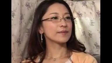 ♡旦那とは3年レスだけどセフレと…生で中出ししてるの♡清楚に見えて絶倫淫乱なおまんこ人妻…今日もピル飲んでるので中出しいいよのthumbnail