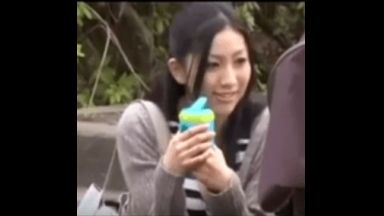 ギャル系の若い子持ち妻の身体がエロ過ぎるチラチラ見える巨乳の谷間とむちむちの足がたまらん!!のthumbnail