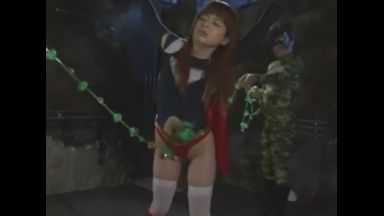 両手を万歳の状態で拘束され股間に玉を当てられデンマも当てられています。のthumbnail