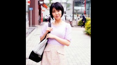 ☆人妻ナンパ☆　４２歳だという完熟寸前のスレンダーボディを持て余した真面目そうに見える美人奥さまがとびきりスケベな淫乱メス犬に豹変！旦那様が仕事に精を出す平日の昼下がり街頭インタビューを装い近寄ってきた名前も知らないナンパ師に濡れたぎる雌穴を虐め抜かれて激しく興奮した人妻の淫らな姿を見逃すな！のthumbnail