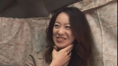 〚熟女ナンパ〛　旦那からのお誘いを心待ちにする清楚な熟女妻はバイブの刺激で淫乱な本性覚醒し他人棒をしゃぶるのthumbnail