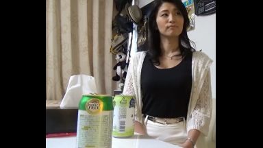 ♡ほろ酔い人妻と中出しSEX「こんなおばさんを抱いてくれるの？…♡久しぶりだから女に戻れるかな…欲求不満奥様のthumbnail