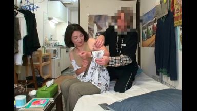 ☆人妻ナンパ☆　６２歳だというが旦那さんに内緒の不倫セックスで激しく興奮した欲求不満の完熟人妻がとびきりスケベな淫乱メス犬に豹変！おばさんレンタルの派遣先で出会った息子よりも若い男の子との触れ合いで年甲斐もなく胸キュンしてソノ気になったドスケベ人妻が魅せる平日午後の淫らな姿を見逃すな！のthumbnail