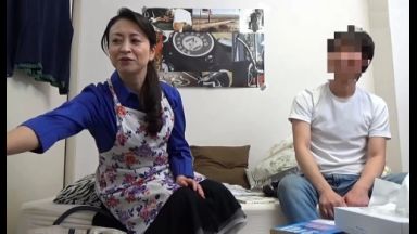 ☆人妻ナンパ☆　４８歳だという絶対に浮気なんてしそうにない優しそうなお母さんタイプの美人奥さまがとびきりスケベな淫乱メス犬に豹変！退屈な毎日に変化がほしくて始めたおばさんレンタルの派遣先で出会った独身男性とのハメ撮りセックスで激しく興奮した人妻の淫らな姿を見逃すな！のthumbnail