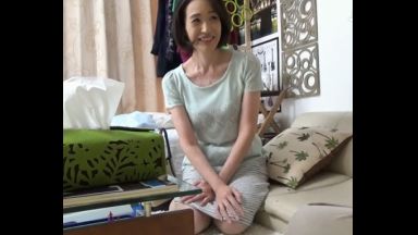 ♥清楚人妻「50歳のおばさんよ本当にいいの？♥」女に戻りたい完熟まんこは反り返るチンポでイキ狂っちゃうのthumbnail