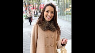 ☆人妻ナンパ☆　４７歳だというが股間に鋭く喰い込む挑発的なTバックパンティをお召しになった美人奥さまがとびきりスケベな淫乱メス犬に豹変！旦那様が仕事に精を出す平日の昼下がり初めて会った名前も知らないナンパ師に濡れたぎる雌穴を情け容赦なく虐め抜かれて完全発情した人妻の淫らな姿を見逃すな！のthumbnail
