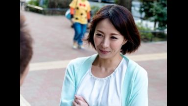 ☆人妻ナンパ☆　３６歳だという浮気なんて一度もした事ない上品でエレガントな美人奥さまがとびきりスケベな淫乱メス犬に豹変！昼下がりの繁華街で突然声を掛けてきた名前も知らないナンパ師の口車に乗せられてさらけ出した匂い立つ股間に快楽を与え続けられて激しく興奮した人妻の淫らな姿を見逃すな！のthumbnail