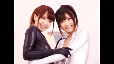 【波多野結衣・大槻ひびき】エロいコスプレ姿で肉棒を弄んでくれるWソープ嬢に着衣のままダブルフェラされ杭打ちピストンで。。のthumbnail