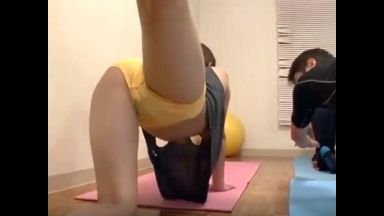 【園田みおん】ノーブラでヨガレッスンするインストラクターが、指導中に、生徒ち●ぽをおしゃぶり＆パイズリ射精…のthumbnail