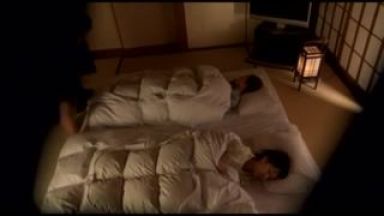 熟女が息子の隣で寝取られ不倫人妻する姿を盗撮中のthumbnail