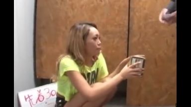 ♥先着30人に100円で路上フェラ抜きごっくん♥変態女が溜まった精子を抜きまくる…ザーメンでおなかいっぱいのthumbnail