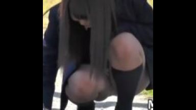 公園で彼氏と遊ぶ女子校生の、見え隠れする無防備過ぎるパンチラを動画盗撮のthumbnail