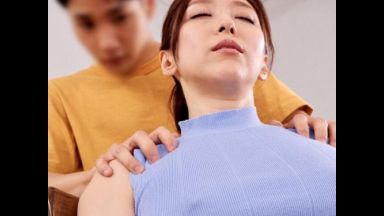 【母子相姦】はぁ〜んっ！肩を揉んでくれていた息子の手が乳首に触れた時、反射的に声が漏れ出た母親の敏感すぎる乳首のthumbnail
