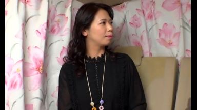 ☆人妻ナンパ☆　４５歳になるとっても上品で絶対に浮気なんてしそうにない清楚系の人妻がとびきりスケベな淫乱メス犬に豹変！街頭アンケートだと声を掛けてきた言葉巧みなナンパ師の口車に乗せられてさらけ出したヌルヌルの雌穴を情け容赦なく虐め抜かれて完全発情した人妻が魅せる淫らな姿を見逃すな！のthumbnail