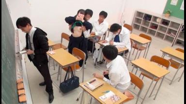 【素人】性欲旺盛な若者男女は授業中にも関わらず先生の目を盗み生中出しセックス！のthumbnail