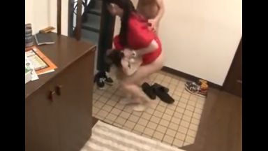 ♥玄関レイプした宅配女を精子まみれで外に全裸で押し出しちゃう「えっイヤぁぁあ…♥」怯える清楚な少女のthumbnail