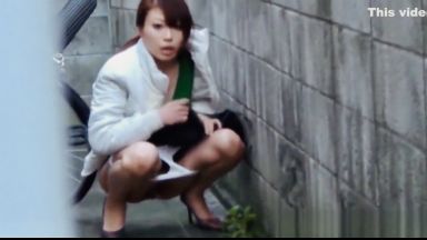 【野外放尿】物陰に隠れて野ションしている女を激写！ 止めたいけど止まらないオシッコ！！のthumbnail