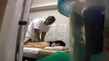 歌舞伎町の整体治療院で行われるセクハラマッサージ！全裸で手マンされ肉棒をぶち込まれるのthumbnail