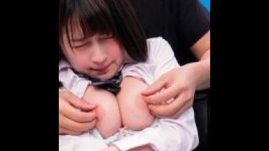 彼氏ゴメン…彼あり女子校生が金欲しさに乳揉み我慢ゲームで乳首イキのthumbnail