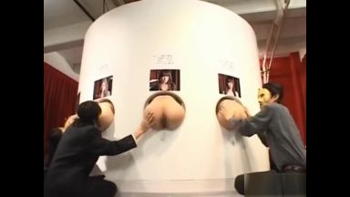 壁に埋め込まれた性奴隷女性をオークションする品評会！上級国民たちはマジでこうやって遊んでるのかもしれない…のthumbnail