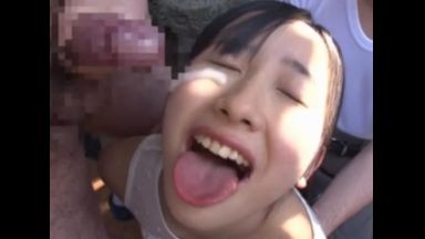 美少女の体を触りチン・をフェラさせオジサン達のチン・も両手で手コキにフェラ口の中で受け止めゴックン次々に顔にブッカケられています。のthumbnail