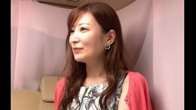 ナンパした美魔女妻が下品にチンポに食らいつき狂おしいほど連続絶頂のthumbnail