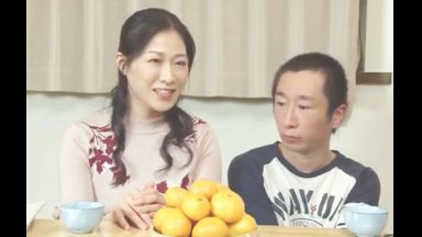 ♡母子相姦※45歳母と息子がコタツの中で中出し…「もう妊娠したくないので…中だしは…♡」賞金の為に子作りしちゃう…変態家族のthumbnail