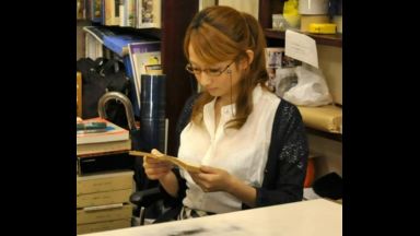 ＜人妻不倫＞街の一角に通う青年が古本屋でまさかの体験！小説を読みふける美人妻と官能的な世界を体験をして…のthumbnail