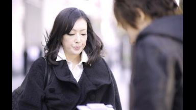 ４６歳だという色白で透明感のある完熟寸前のグラマーボディがひと際目を惹く欲求不満の美人奥さまがとびきりスケベな淫乱メス犬に豹変！昼下がりの表参道でアンケートを装い突然声を掛けてきたイケメンの若いナンパ師に女心をくすぐられてソノ気になったドスケベ人妻が魅せる淫らな姿を見逃すな！のthumbnail