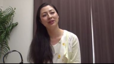 【四十路の美魔女】久しぶりの男との交わり！ベソをかきながらイキ狂って、意外な剛毛マンコに中出しフィニッシュ！のthumbnail