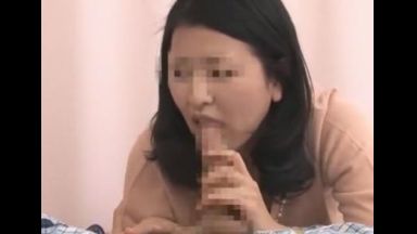 入院中の見舞いをしながらパンツを下ろして手コキにフェラナースに声を掛けられ慌てています。のthumbnail