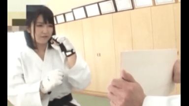 正拳突きで板を破った後、着衣のまま激しく突かれて試合終了！のthumbnail