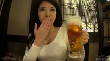 【素人ナンパ】ビールで泥酔させて酔っ払いお持ち帰り！ラブホで素人ハメ撮りマジイキまくり絶頂エッチのthumbnail