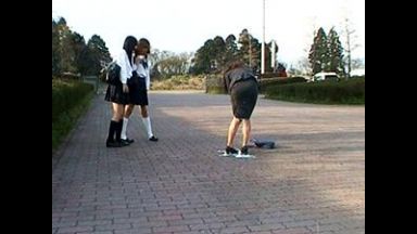 【野外浣腸】ヤメテ…生徒の前で我慢ができずにお漏らし…究極の辱めに女教師は…のthumbnail