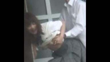 【青姦・高校生カップル】白昼から高校生がヤリまくり！周囲を気にせずに、喘ぎ声を出しながら野外ファックに夢中！のthumbnail